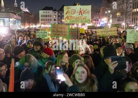 Nach Angaben der Kölner Polizei versammelten sich am 24./01/16 Abend bis zu 30.000 Menschen auf dem Heumarkt, um gegen die rechtsextreme AfD zu demonstrieren. Stockfoto