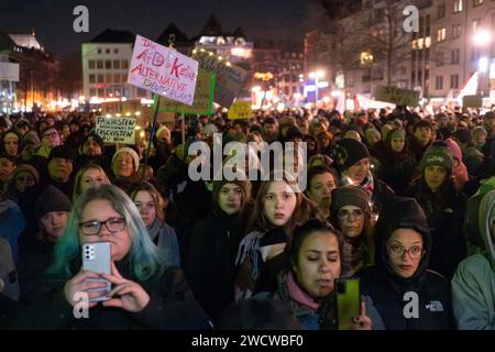 Nach Angaben der Kölner Polizei versammelten sich am 24./01/16 Abend bis zu 30.000 Menschen auf dem Heumarkt, um gegen die rechtsextreme AfD zu demonstrieren. Stockfoto