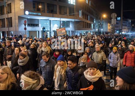 Nach Angaben der Kölner Polizei versammelten sich am 24./01/16 Abend bis zu 30.000 Menschen auf dem Heumarkt, um gegen die rechtsextreme AfD zu demonstrieren. Stockfoto