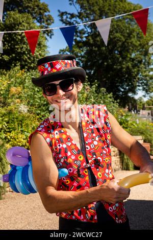 Großbritannien, England, Yorkshire, Pontefract, Castle Garth, der Animateur Martin des Lakritzfestivals macht Ballontiere für Kinder Stockfoto