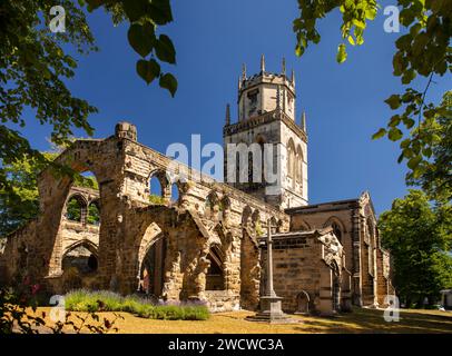 Vereinigtes Königreich, England, Yorkshire, Pontefract, South Baileygate, Ruinen der alten Allerheiligen Kirche um das Gebäude aus den 1960er Jahren Stockfoto