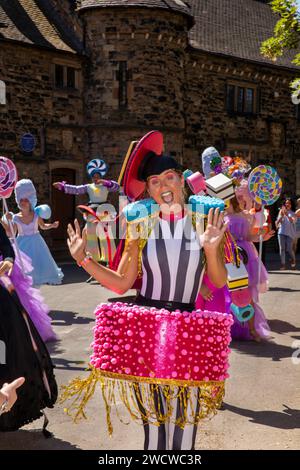 Großbritannien, England, Yorkshire, Pontefract, Castle Garth, Lakritzfestival-Parade, Scarlet Entertainments kostümierte Tänzer Stockfoto