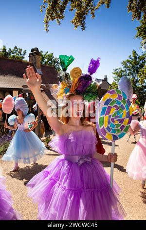 Großbritannien, England, Yorkshire, Pontefract, Castle Garth, Lakritzfestival-Parade, Scarlet Entertainments kostümierte Tänzer Stockfoto