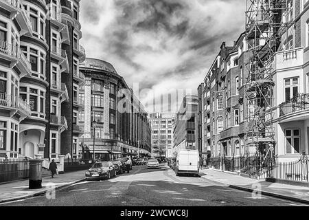 Spaziergang durch die malerischen Straßen des Viertels Knightsbridge im Zentrum von London, England, Großbritannien Stockfoto