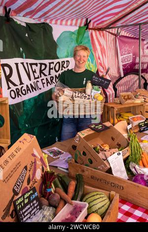 Vereinigtes Königreich, England, Yorkshire, Pontefract, Salter Row, Lakritze Festival, Eleanor Fletcher am Riverford Bio Farmers Stand Stockfoto