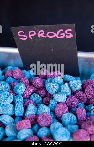 Vereinigtes Königreich, England, Yorkshire, Pontefract, Cornmarket, Lakritzfestival, süßer Stand, blaue und lila Liquorice Sprogs in Pick and Mix Stockfoto