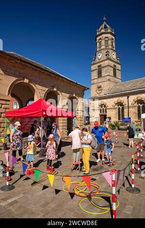 UK, England, Yorkshire, Pontefract, Market Place, Buttercross und St. Giles Pfarrkirche während des Liquorice Festivals Stockfoto