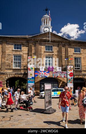 Großbritannien, England, Yorkshire, Pontefract, Town Hall mit Besuchern des Liquorice Festivals auf dem Marktplatz Stockfoto