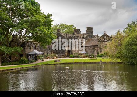 Großbritannien, England, Yorkshire, Keighley, Riddlesden, East Riddlesden Hall gegenüber dem Teich Stockfoto