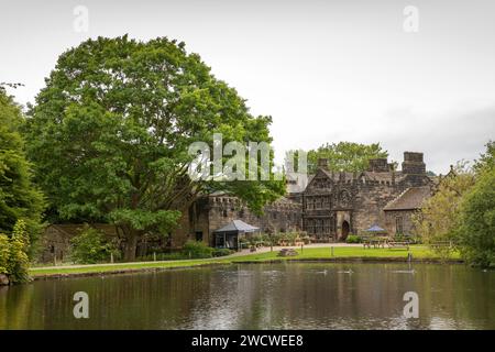 Großbritannien, England, Yorkshire, Keighley, Riddlesden, East Riddlesden Hall gegenüber dem Teich Stockfoto