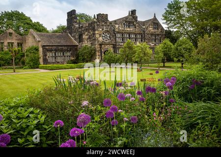 Großbritannien, England, Yorkshire, Keighley, Riddlesden, East Riddlesden Hall vom hinteren Garten Stockfoto