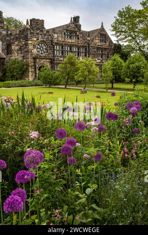 Großbritannien, England, Yorkshire, Keighley, Riddlesden, East Riddlesden Hall vom hinteren Garten Stockfoto