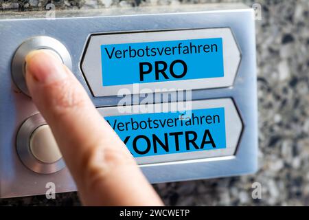 Debatte über AfD-Verbot, ein Türklingelschild zeigt zwei Optionen (symbolisches Bild, Komposition) Stockfoto