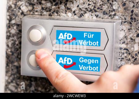 Debatte über AfD-Verbot, ein Türklingelschild zeigt zwei Optionen (symbolisches Bild, Komposition) Stockfoto