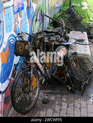 Ein rostiges Fahrrad hat den Kanal in London 2 verlassen Stockfoto