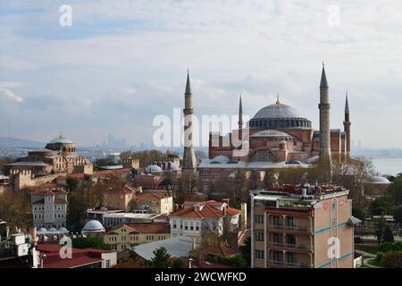 Istanbul, Türkei - 10. Dezember 2023: Blick auf die Hagia Sophia und die Kirche Saint Irene vom Dach. Die weltberühmten Denkmäler byzantinischer Architektur Stockfoto