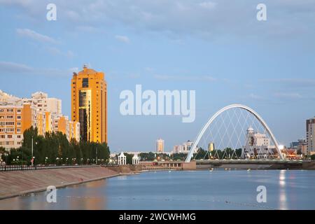 Ufer des Flusses Ischim in Astana. Kasachstan Stockfoto