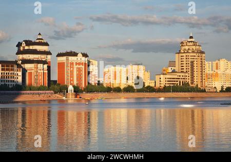 Ufer des Flusses Ischim in Astana. Kasachstan Stockfoto