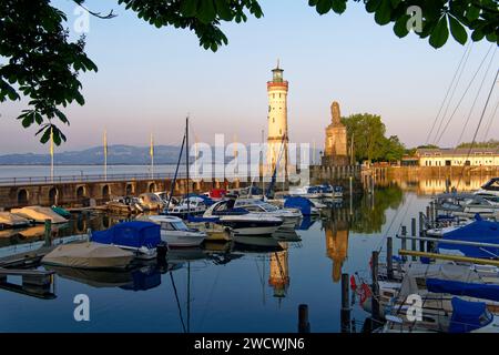 Deutschland, Bayern, Bodensee (Bodensee), Lindau, an der Ruta Hafen, bayerischem Löwen und neuen Leuchtturm Stockfoto