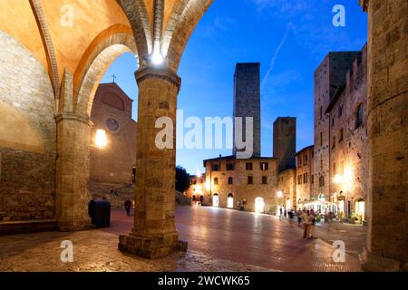 Italien, Toskana, Val d'Elsa, das mittelalterliche Dorf San Gimignano, historisches Zentrum, das von der UNESCO zum Weltkulturerbe erklärt wurde, Piazza Duomo Stockfoto