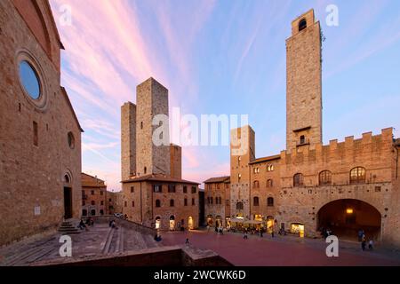 Italien, Toskana, Val d'Elsa, das mittelalterliche Dorf San Gimignano, historisches Zentrum, das von der UNESCO zum Weltkulturerbe erklärt wurde, Piazza Duomo Stockfoto