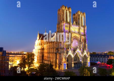 Frankreich, Marne, Reims, Kathedrale Notre Dame, die von der UNESCO zum Weltkulturerbe erklärt wurde, die Westfassade, Sommerlicht- und Soundshow Stockfoto