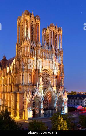 Frankreich, Marne, Reims, Kathedrale Notre Dame, die von der UNESCO zum Weltkulturerbe erklärt wurde, die Westfassade, Sommerlicht- und Soundshow Stockfoto
