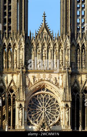 Frankreich, Marne, Reims, Kathedrale Notre Dame de Reims, die von der UNESCO zum Weltkulturerbe erklärt wurde, die Westfassade, die Taufe von Clovis (Mitte) durch den Bischof Saint Remi, in Anwesenheit von Clotilde, seiner Frau und Inspiration seiner Bekehrung, den Bischofsassistenten und des Einsiedlers Montan Stockfoto