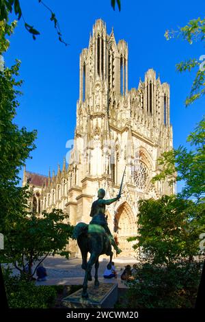 Frankreich, Marne, Reims, Kathedrale Notre Dame, die von der UNESCO zum Weltkulturerbe erklärt wurde, die Reiterstatue von Jeanne d'Arc auf dem Domplatz und an der Westfassade Stockfoto