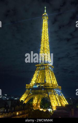 Frankreich, Paris, Blick auf den Eiffelturm von der Terrasse des 10e Ciel, ephemere Tapas-Bar im 10. Stock des Pullman Paris Tour Eiffel Hotels Stockfoto