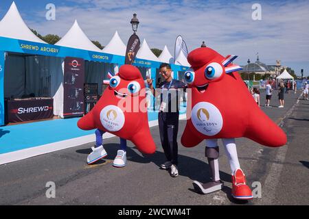 Frankreich, Paris, Esplanade des Invalides, Bogenschießen-Weltmeisterschaft und Tests zur Vorbereitung der Olympischen und Paralympischen Spiele 2024 in Paris, Phryges (Olympisches Phryge links und Paralympisches Phryge rechts), zwei anthropomorphe Phrygische Kappen (Symbol der Revolution und der Französischen Republik) sind die offiziellen Maskottchen von Paris 2024 Stockfoto