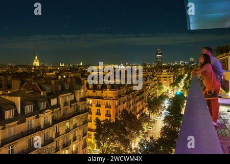 Frankreich, Paris, Blick auf den Invalidendom und den Montparnasse-Turm von der Terrasse des 10e Ciel, ephemere Tapas-Bar im 10. Stock des Pullman Paris Tour Eiffel Hotels, Dachbar Stockfoto