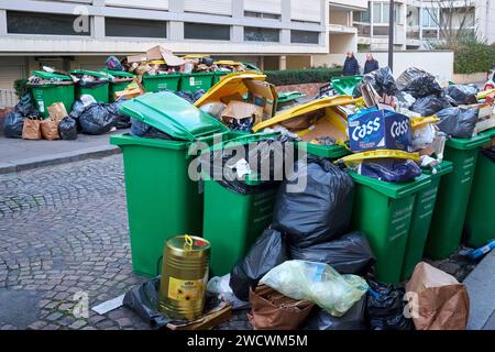 Frankreich, Paris, Bezirk Grenelle, Müll auf den Gehwegen, während die Müllsammler im März 2023 streiken Stockfoto