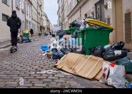 Frankreich, Paris, Bezirk Grenelle, Müll auf den Gehwegen, während die Müllsammler im März 2023 streiken Stockfoto