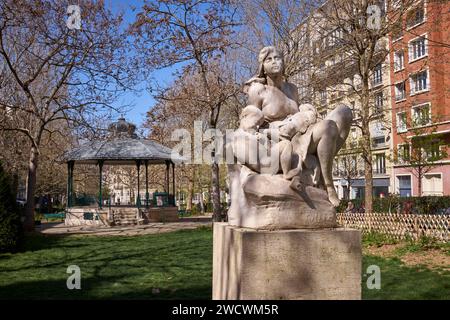 Frankreich, Paris, Bezirk Saint Lambert, Platz Adolphe et Jean Cherioux, Mutterschaft, Statue von Alphonse Amedee Cordonnier (1848-1930) Stockfoto