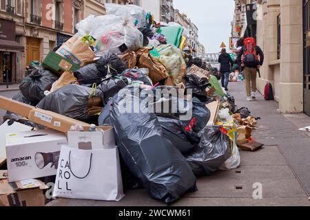 Frankreich, Paris, Bezirk Grenelle, Müll auf den Gehwegen, während die Müllsammler im März 2023 streiken Stockfoto