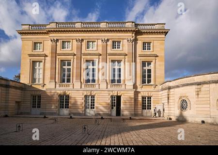 Frankreich, Yvelines, Versailles, Schloss von Versailles, das von der UNESCO zum Weltkulturerbe erklärt wurde, die Südfassade des Petit Trianon Palace Stockfoto