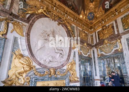 Frankreich, Yvelines, Versailles, Schloss von Versailles, das von der UNESCO zum Weltkulturerbe erklärt wurde, der Kriegssalon am Ende des Spiegelsaals mit dem siegreichen Ludwig XIV Stockfoto