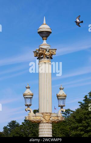 Frankreich, Paris, Place de la Concorde, Kandelaber in Form einer rostralen Säule, entworfen von Jacques Ignace Hittorff Stockfoto