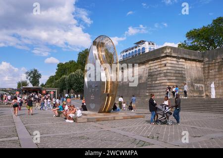 Frankreich, Paris, Bezirk Gros Caillou, offizieller Zeitnehmer der Olympischen Spiele 2024 in Paris, OMEGA-Countdown-Uhr am Hafen von Bourdonnais, in der Nähe der Säulen des Eiffelturms Stockfoto