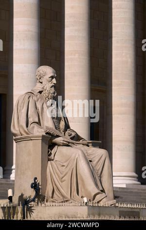 Frankreich, Paris, Quai d'Orsay, von der UNESCO zum Weltkulturerbe erklärt, Bourbon-Palast, Sitz der französischen Nationalversammlung, Statue des Michel de L'Hospital von Louis Pierre Deseine Stockfoto