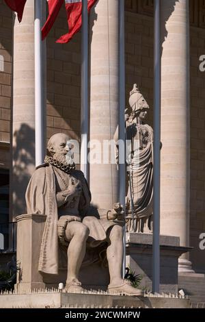 Frankreich, Paris, Quai d'Orsay, von der UNESCO zum Weltkulturerbe erklärt, Bourbon-Palast, Sitz der französischen Nationalversammlung, Statuen des Herzogs von Sully (Maximilien de Bethune) und Minerva Stockfoto