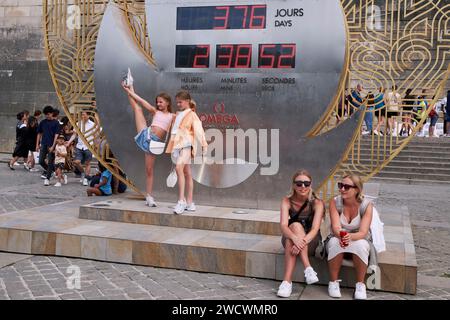 Frankreich, Paris, Bezirk Gros Caillou, offizieller Zeitnehmer der Olympischen Spiele 2024 in Paris, OMEGA-Countdown-Uhr am Hafen von Bourdonnais, in der Nähe der Säulen des Eiffelturms Stockfoto