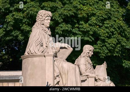 Frankreich, Paris, Quai d'Orsay, von der UNESCO zum Weltkulturerbe erklärt, Bourbon-Palast, Sitz der französischen Nationalversammlung, Statuen von d'Aguesseau und Colbert Stockfoto