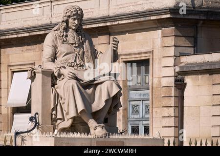 Frankreich, Paris, Quai d'Orsay, von der UNESCO zum Weltkulturerbe erklärt, Bourbon-Palast, Sitz der französischen Nationalversammlung, Jean Baptiste Colbert-Statue von Jacques Edme Dumont Stockfoto