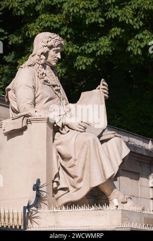 Frankreich, Paris, Quai d'Orsay, von der UNESCO zum Weltkulturerbe erklärt, Bourbon-Palast, Sitz der französischen Nationalversammlung, Jean Baptiste Colbert-Statue von Jacques Edme Dumont Stockfoto