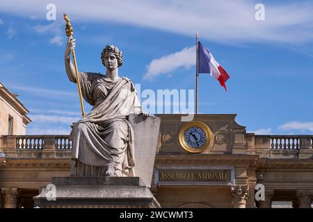 Frankreich, Paris, Place du Palais Bourbon, von der UNESCO zum Weltkulturerbe erklärt, Bourbon-Palast, Sitz der französischen Nationalversammlung, Statue La Loi (1852) von Jean Jacques Feuchere Stockfoto