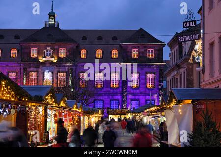 Frankreich, Doubs, Montbeliard, Place Saint Martin, Rathaus, Weihnachtsmarkt Stockfoto