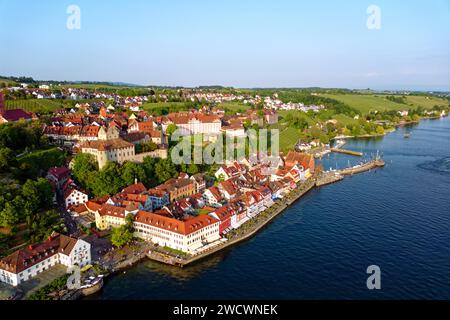 Deutschland, Baden Württemberg, Bodensee, Meersburg, Historisches Zentrum mit altem und neuem Schloss, Burg Meersburg (Luftaufnahme) Stockfoto