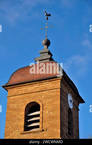 Frankreich, Jura, Montigny les Arsures, Kirche Saint Gregoire​, Glockenturm, der Ende des 18. Jahrhunderts wieder aufgebaut wurde Stockfoto